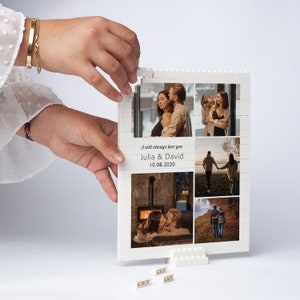 Puede incluir: Un marco de fotos de Lego blanco con un collage de seis fotos de una pareja. El texto "I will always love you" est&aacute; impreso en el marco, junto con los nombres "Julia & David" y la fecha "10.08.2020".