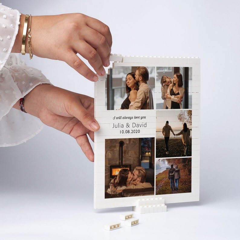 Puede incluir: Un marco de fotos de Lego blanco con un collage de seis fotos de una pareja. El texto "I will always love you" est&aacute; impreso en el marco, junto con los nombres "Julia & David" y la fecha "10.08.2020".