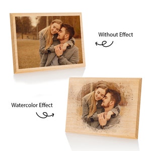 Puede incluir: Dos impresiones fotogr&aacute;ficas de madera, una con una imagen est&aacute;ndar y otra con un efecto acuarela. Las im&aacute;genes representan a una pareja abraz&aacute;ndose. Se incluye el texto "Without Effect" y "Watercolor Effect".