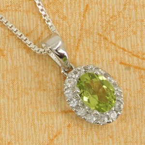 Collana con pendente ovale in peridoto e argento, con alone di topazio bianco, regalo dell'ultimo minuto.