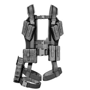 Könnte beinhalten: Eine taktische Weste in Grautönen mit mehreren Taschen, Riemen und Schnallen. Die Weste hat ein modulares Design mit verschiedenen Fächern zum Tragen von Ausrüstung. Die Gesamtästhetik ist funktional und militärisch inspiriert.