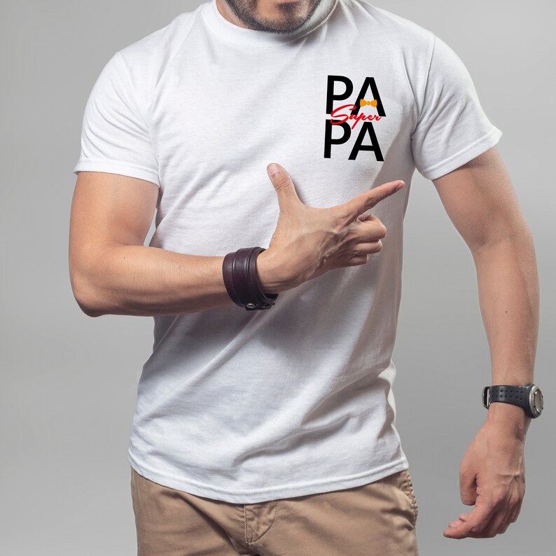 以下が含まれることがあります： スタイリッシュなフォントで「PA Super PA」と書かれた黒いグラフィックが施された白いTシャツです。