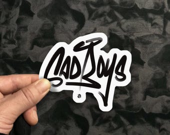 Autocollant en vinyle SADBOYS | Sticker autocollant mat, glacé, holographique, découpé | Police noire