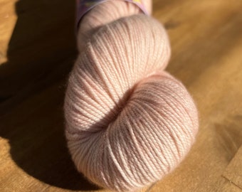Blushing 100g Charlie MCN 4ply Tonal Hand Dyed Yarn Fingering Sock Super Wash Merino Wool Cashmere Nylon Rosa Pallido Pastello