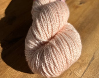 Blushing 100g Bravo Aran Tonal Filato Tinto a Mano 100% Superwash Lana Merino Rosa Pallido Pastello