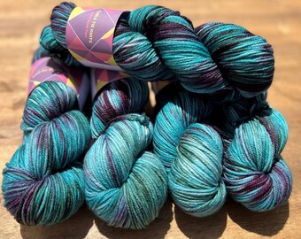 Alessandrite 100g Bravo Aran Weight 10ply Filato variegato tinto a mano Lana merino superwash Verde acqua Viola