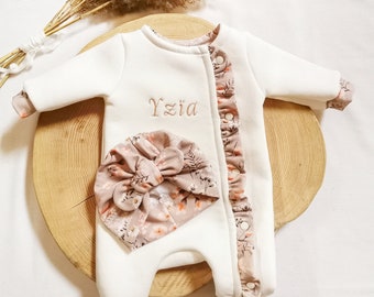 Geburts-Outfit-Paket. Baby-Pyjama + Turban-Mütze + Vorname-Stickerei