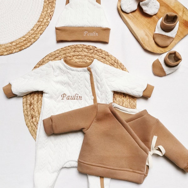 Pack Tenue de Naissance. Pyjama + Bonnet + Chaussons + Moufles + Brassière + 1 Broderie