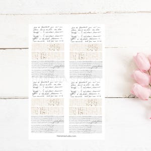 Könnte beinhalten: Zwei vertikale Streifen bedruckbaren Papiers mit einem Vintage-Look im Used-Look. Jeder Streifen hat sechs Zeilen Text in einer handschriftlichen Schriftart. Der Text ist in Französisch und lautet: "J'ai de l'amitié pour toi, plus que tout ce que tu vois, beaucoup, à l'instant, toujours, offrir à la tâche, jamais, sans souvenir, toi pour moi."