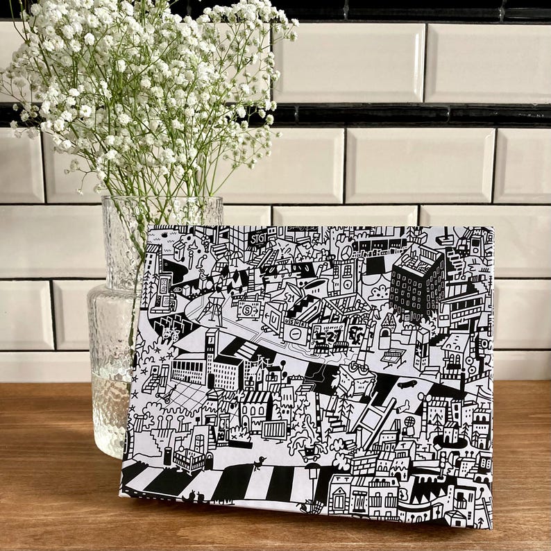 Puede incluir: Ilustraci&oacute;n en blanco y negro de una escena de ciudad con edificios, calles y personas. La ilustraci&oacute;n est&aacute; dibujada en un estilo caprichoso con muchos detalles.
