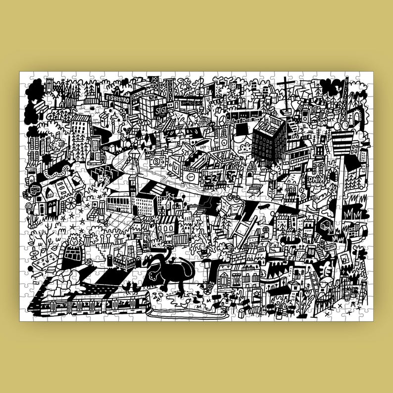Puede incluir: Ilustraci&oacute;n en blanco y negro de un doodle de una escena de ciudad con edificios, &aacute;rboles, coches y personas. La ilustraci&oacute;n est&aacute; llena de detalles e incluye texto como "El Bistro" y "Stop".