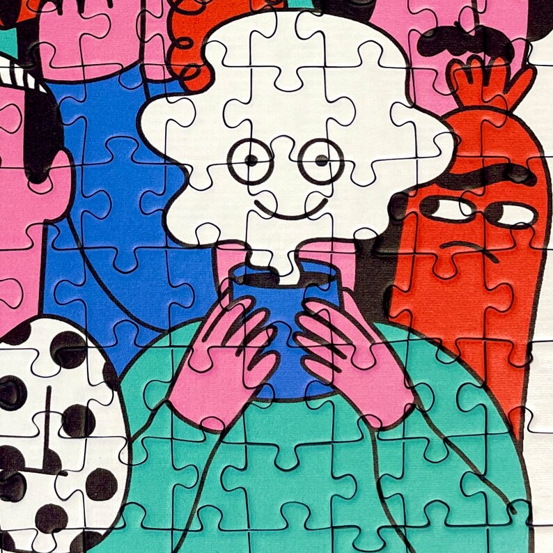 Op de afbeelding: Een wit wolkvormig personage met een blauwe beker en roze handen, omringd door andere personages in een kleurrijke puzzel.