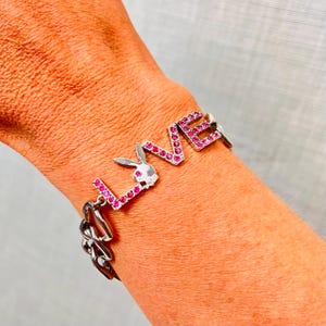 Pulsera vintage LOVE Playboy de plata con letras de cristal y dijes de corazón: joyería única y bonita, regalo perfecto para el día de San Valentín