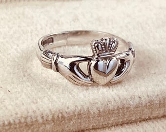 Anello Claddagh vintage in argento sterling, realizzato in Irlanda, taglia US 4.5 UK. Gioielli con simbolo celtico.
