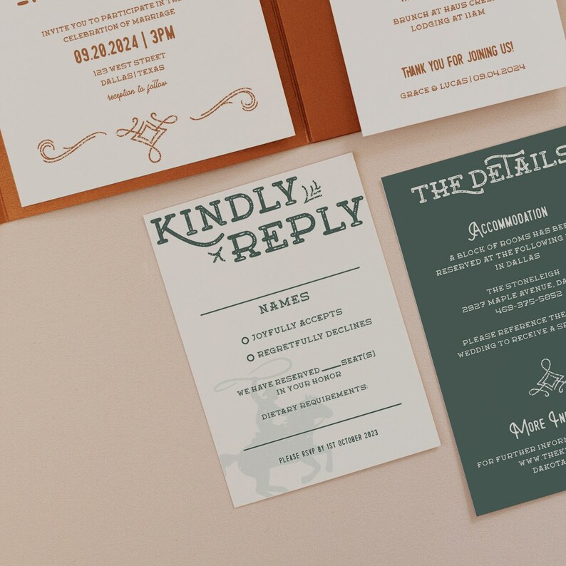 K&ouml;nnte beinhalten: Eine gr&uuml;ne und wei&szlig;e RSVP-Karte mit einer Illustration eines Cowboys, der ein Pferd reitet. Die Karte tr&auml;gt den Text "Kindly Reply" in einer stilisierten Schriftart und enth&auml;lt einen Abschnitt, in dem die G&auml;ste ihre Teilnahme an einer Hochzeit angeben k&ouml;nnen. Die Karte enth&auml;lt auch einen Abschnitt f&uuml;r di&auml;tetische Anforderungen.