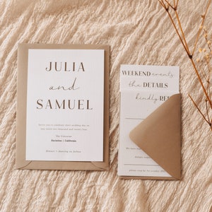 Pu&ograve; includere: Un set di inviti di nozze con una busta marrone e cartoncino bianco. Il cartoncino presenta i nomi "Julia e Samuel" in un carattere minimalista. Il testo "Weekend events, the details kindly RSVP" &egrave; sulla carta pi&ugrave; piccola.