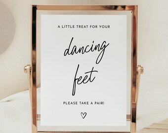 Op de afbeelding: Een gouden lijst met de tekst "A little treat for your dancing feet. Please take a pair!" met een klein hartje onderaan.