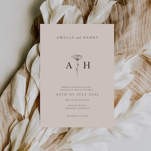 K&ouml;nnte beinhalten: Eine Hochzeitseinladung mit hellrosa Hintergrund und schwarzem Text. Die Einladung lautet "Amelia und Henry" mit ihren Initialen "A H" in einem floralen Design. Das Datum der Hochzeit ist der 29. Juli 2024, um 14:00 Uhr in der Avensole Winery in Temecula, Kalifornien.
