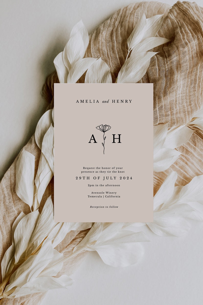 K&ouml;nnte beinhalten: Eine Hochzeitseinladung mit hellrosa Hintergrund und schwarzem Text. Die Einladung lautet "Amelia und Henry" mit ihren Initialen "A H" in einem floralen Design. Das Datum der Hochzeit ist der 29. Juli 2024, um 14:00 Uhr in der Avensole Winery in Temecula, Kalifornien.