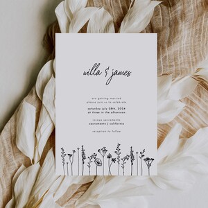 K&ouml;nnte beinhalten: Eine Hochzeitseinladung mit einem einfachen wei&szlig;en Hintergrund und schwarzem Text. Die Einladung lautet "willa & james heiraten bitte schlie&szlig;en Sie sich uns an, um zu feiern samstag, 28. juli 2024 um drei nachmittags izcaya sacramento sacramento | kalifornien empfang folgt". Am unteren Rand der Einladung befindet sich eine Reihe von schwarzen Strichzeichnungen von Wildblumen.