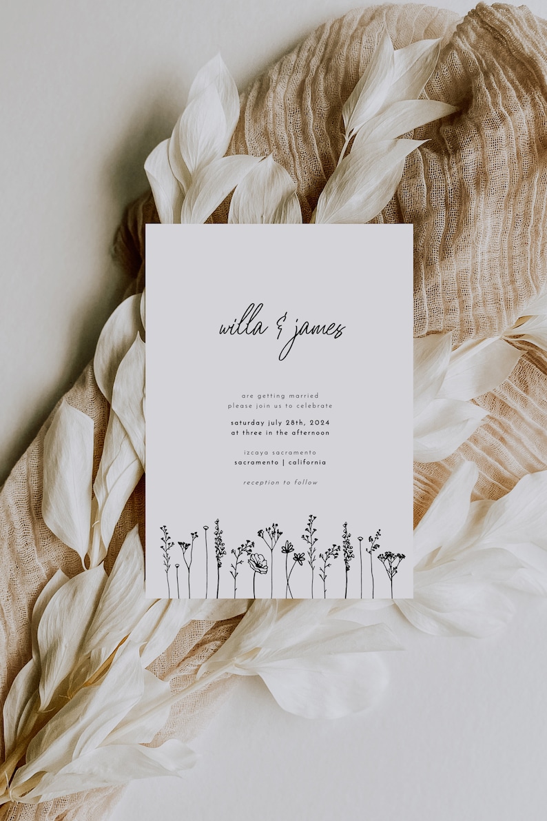 K&ouml;nnte beinhalten: Eine Hochzeitseinladung mit einem einfachen wei&szlig;en Hintergrund und schwarzem Text. Die Einladung lautet "willa & james heiraten bitte schlie&szlig;en Sie sich uns an, um zu feiern samstag, 28. juli 2024 um drei nachmittags izcaya sacramento sacramento | kalifornien empfang folgt". Am unteren Rand der Einladung befindet sich eine Reihe von schwarzen Strichzeichnungen von Wildblumen.