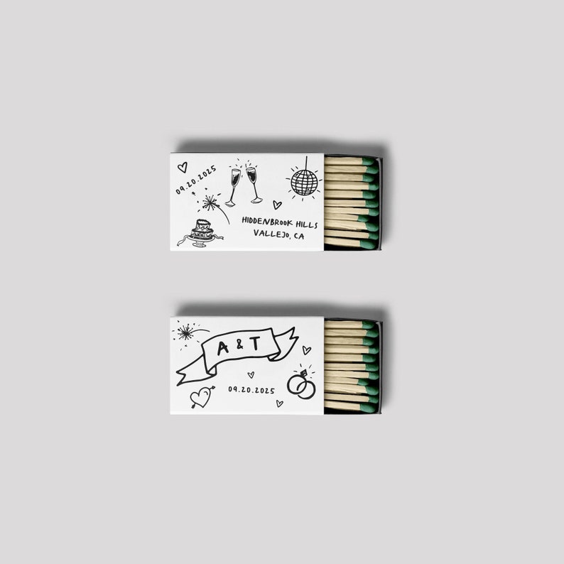 Pu&ograve; includere: Due scatole di fiammiferi bianche con accenti neri e verdi. La scatola superiore ha un disegno di una torta, bicchieri di champagne, una palla da discoteca e il testo "09.20.2025" e "HIDDEN BROOK HILLS VALLEJO, CA". La scatola inferiore ha un disegno di uno stendardo con il testo "A&T" e il testo "09.20.2025".