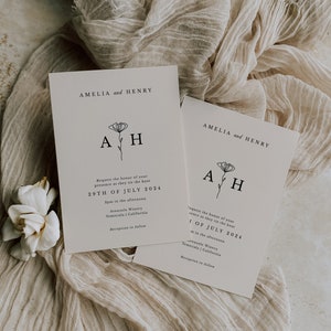 K&ouml;nnte beinhalten: Zwei wei&szlig;e Hochzeitseinladungen mit schwarzem Text und einem schlichten Blumenmuster. Die Einladungen k&uuml;ndigen die Hochzeit von Amelia und Henry am 29. Juli 2024 um 14:00 Uhr im Avensole Winery in Temecula, Kalifornien, an.