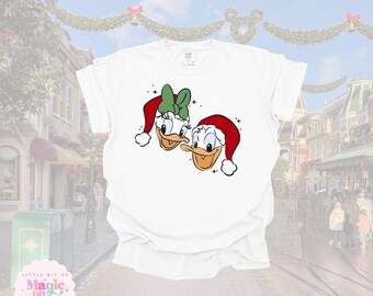 Camiseta navideña de Donald y Daisy: Ropa para parejas en estas fiestas.