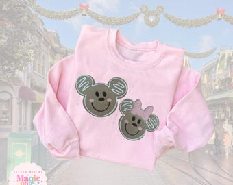 Sudadera rosa con cuello redondo bordada de Mickey y Minnie Gingerbread