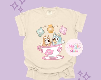 Camiseta de Bluey y Bingo con taza de té, ropa para vacaciones familiares en Disneyworld.