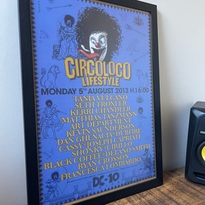 Puede incluir: Un cartel azul y amarillo que anuncia un evento de Circoloco Lifestyle el lunes 5 de agosto de 2013 a las 16:00. El cartel presenta un payaso de dibujos animados con una gran afro y una lengua roja que sobresale. El cartel enumera los nombres de los DJs que actúan en el evento, incluidos Tania Vulcano, Seth Troxler, Kerri Chandler, Matthias Tanzmann, Art Department, Kevin Saunderson, Dan Ghenacia * Dubfire, Cassy, Joseph Capriati, Shonky * Cirillo, Black Coffee * Delano Smith, Ryan Crosson y Francesca Lombardo. El cartel también incluye el logotipo de DC-10 Ibiza.