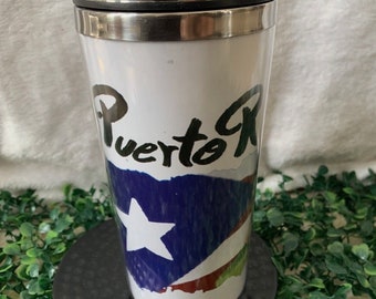 Taza de viaje aislada con bandera de Puerto Rico, Coqui and The Morro Image fría y caliente, 16 oz