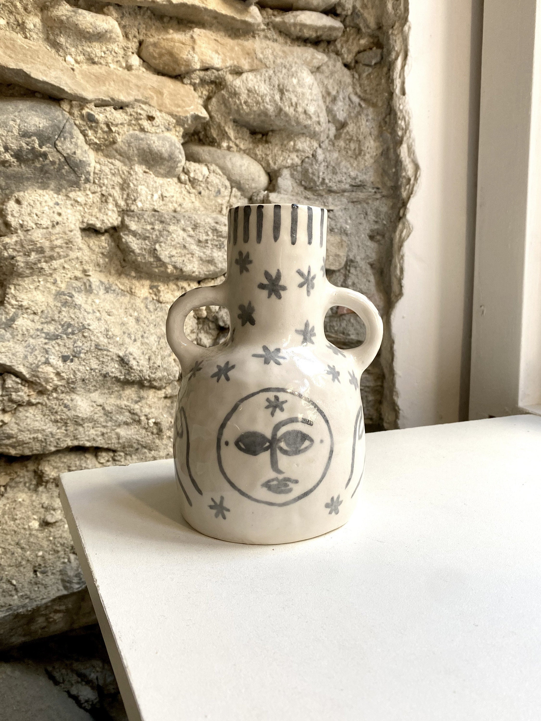 Mini Vase avec Visage de Lune et Mains Entourées d'étoiles