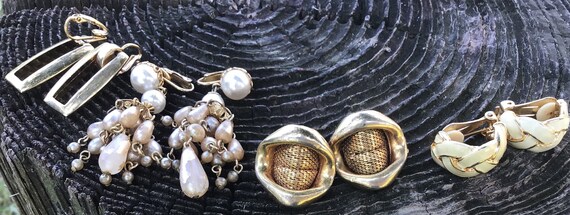Vintage Lot Of Gold Toned Clip On Earrings Faux P… - image 3