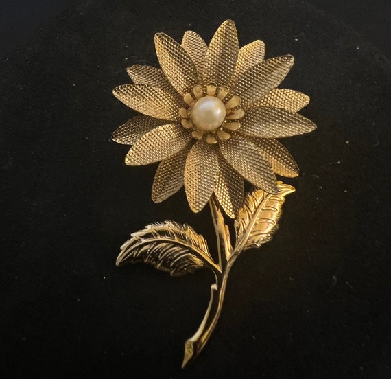 Two Flower Brooch Pins Gold Toned With Faux Pearl… - image 2