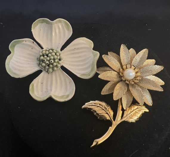 Two Flower Brooch Pins Gold Toned With Faux Pearl… - image 1