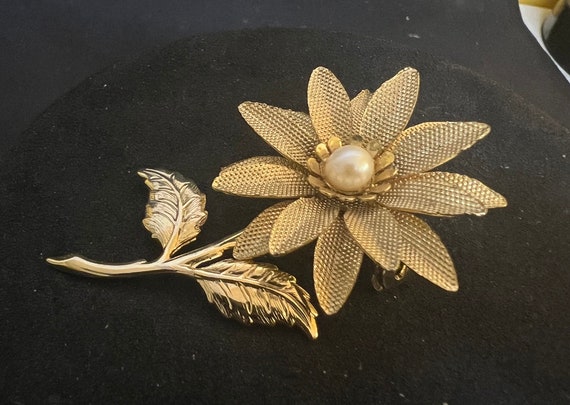 Two Flower Brooch Pins Gold Toned With Faux Pearl… - image 3