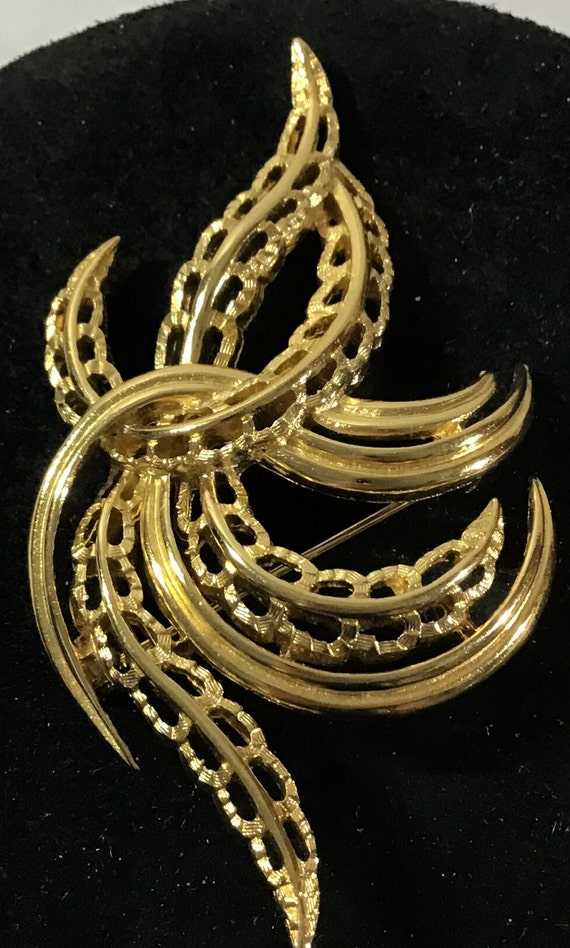 Vintage Trifari Gold Toned Textured Brooch Pin