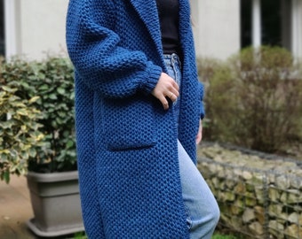 Cardigan oversize épais en laine mérinos/Cardigan long/Tricot pour femme fait main/Cardigan torsadé/Cardigan bleu foncé/Cardigan à capuche/