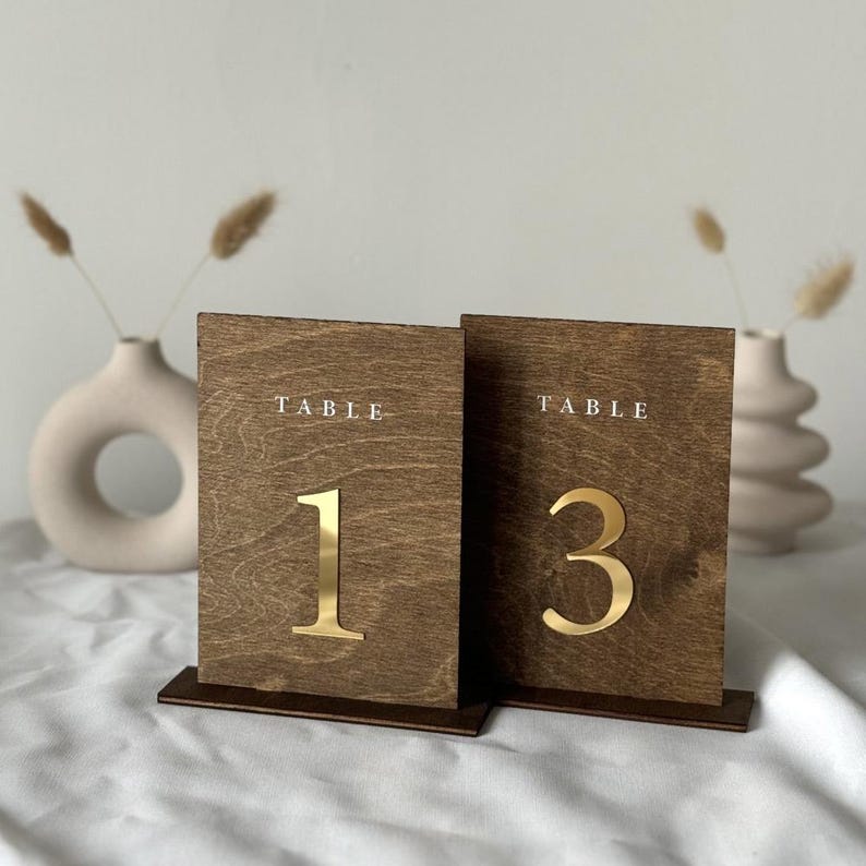 Numéros de table en bois personnalisés pour mariage élégant