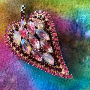 Vintage jaren 1960 grote D&E Juliana rood roze en Aurora Borealis strass statement pin broche 3,25&quot;