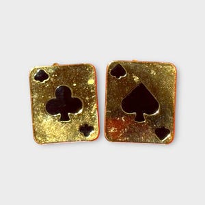 Pendientes vintage Trifari de los años 90 en negro sólido con símbolos de espadas y tréboles en tono dorado