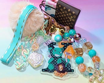 Cadena para bolso con llavero grande, súper linda, KAWAII, con diseño desordenado. Incluye bufanda de seda. Charms para bolso con arcoíris de sol. HECHO A MANO.