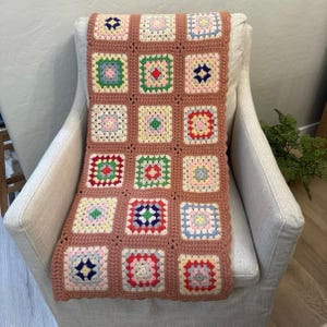 Couverture afghane vintage grand-mère carrée rose poudré