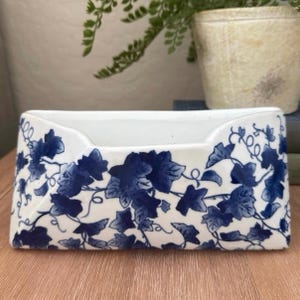Porta-cartas de cerâmica vintage azul e branco floral chinoiserie azul hera