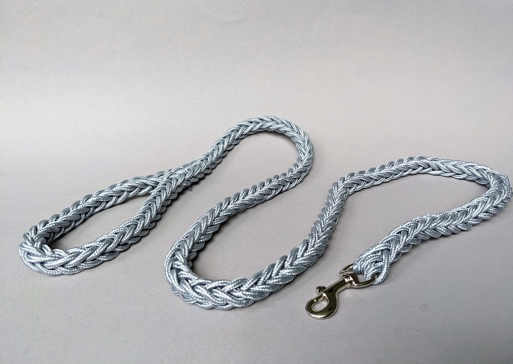 Dog leash gray with a fixed hand strap 1.3 m made of paracord for medium and larger dogs