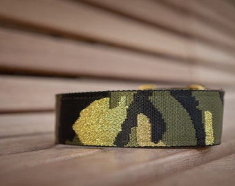 Camouflage hondenhalsband extra breed 4 of 5 cm, zachte vulling, militaire look kliksluiting, verstelbaar, comfortabel, olijf-goud-zwart