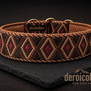 Puede incluir: Un collar para perro de color marrón con un patrón de diamantes repetido en tonos marrón oscuro, bronceado y rojo intenso. El collar incluye herrajes de metal en tono latón y una pequeña etiqueta de tela negra con el texto deroicollars.