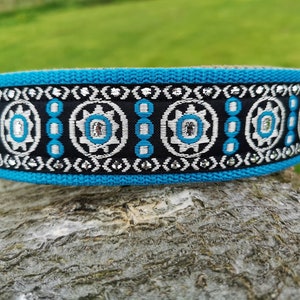 Può includere: Un collare per cani blu, nero e argento con un design geometrico.