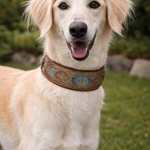Pu&ograve; includere: Un cane sorridente color crema con occhi marrone chiaro e orecchie flosce. Il cane indossa un collare decorativo con un motivo ornato e colorato. Lo sfondo &egrave; un fogliame verde sfocato e erba.